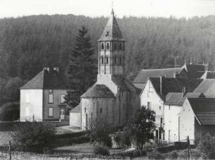 Romantische Dorfkirche in Vareilles im Brionnais