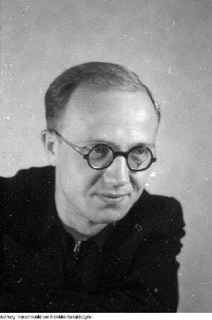 Horst Sindermann (Portrait), SPD-Funktionär, 1945? in die Kommunistische Partei Deutschlands (KPD) gewechselt. Hier als Redaktionsmitglied der KPD-Zeitung "Volksstimme" in Dresden, Sommer 1945