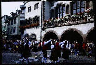 Freiburg: Rathaus, tanzende Trachtengruppe davor