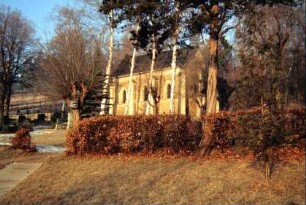 Friedhof am Hang, Leichenhalle, Hecke