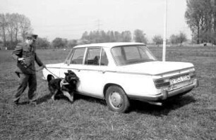 Neuershausen: Hund sucht nach Rauschgift am Auto [Übung]