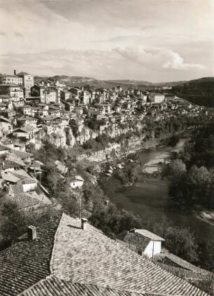 Bulgarien. Weliko Tarnowo (Tirnowo, Tirnovo). Stadtansicht von Südwest mit Fluss Jantra