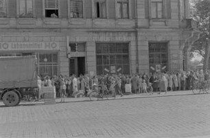 Dresden-Johannstadt, Striesener Straße 49. Warteschlange vor dem HO-Lebensmittelgeschäft