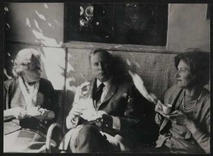 Ottonie Gräfin Degenfeld mit Oswalt und Maria Mercedes von Nostitz in Hinterhör mit Teetassen