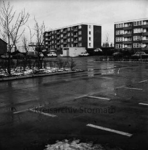 Ehmkenberg: Wohnblöcke: vorn Parkplatz am Wendum: im Hintergrund weitere Wohnbauten: Winter: 19. Januar 1973