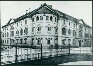 Außenansicht des Ständehaues an der Straßenecke