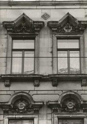 Dresden-Neustadt, Bautzner Straße 48. Wohnhaus mit Laden (um 1885). Fenster (2. Obergeschoß)