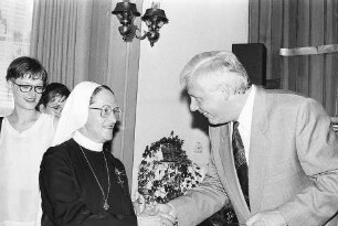 Freiburg im Breisgau: Schwester Bonaventura erhält von Wissenschaftsminister Klaus von Trotha das Bundesverdienstkreuz