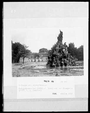 Erlangen, Hugenottenbrunnen : Erlangen. Hugenotten-Brunnen vor der Orangerie