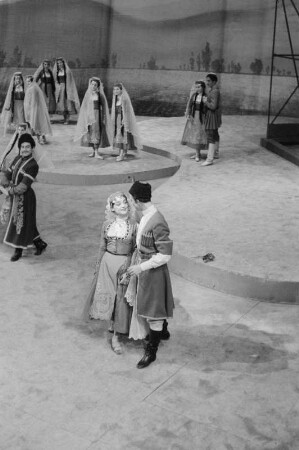 Szenenbilder aus dem Ballett "Gajaneh" von A. Chatschaturjan, Choreographie I. Gruber, mit E. Vesco, Deutsche Staatsoper Berlin, Premiere 21.10.1955