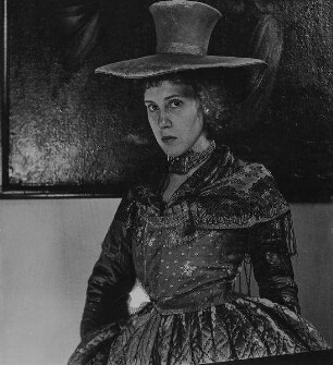 Junge Frau in einer Tracht