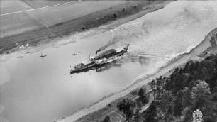 Elbdampfer "Leipzig" (1929, Werft Laubegast) stromauf fahrend von oben gesehen, Fahrtwellen