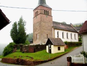Ansicht von Norden mit Kirche (Kirchturm als Chorturm-Langhaus Barock überformt) im ehemaligen Kirchhof
