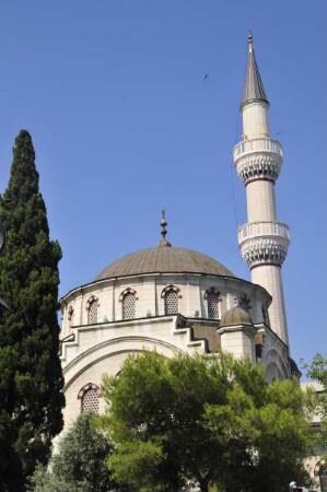 Izmir - Moschee mit Minarett : Eine Moschee mit Minarett steht im Zentrum. Aufgenommen am 29. Juni 2010 in Izmir