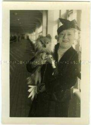 Opernsängerin Frieda Hempel mit ihrem Hund auf dem Promenadendeck des Hochseepassagierdampfers "Bremen"