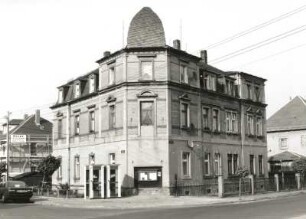 Cossebaude-Gohlis, Schillerstraße 23. Wohnhaus mit zurückgebautem Eckladen (um 1895)