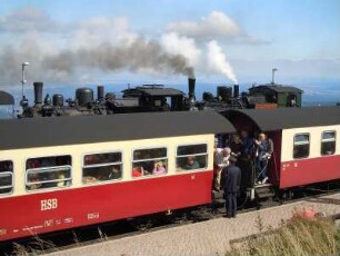 Brockenbahn - Bahnhof Brocken : Das Schienennetz der Harzer Schmalspurbahn ist 104 km lang. Züge fahren auch auf den 1142 m hohen Brockengipfel. Aufgenommen am 11. September 2010