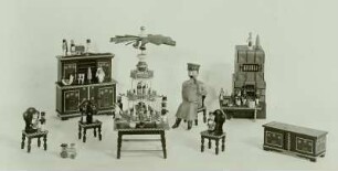 Puppenmöbel mit Figuren