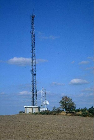 Gemeinschaftsantennenanlage auf Hügel am Ortsrand