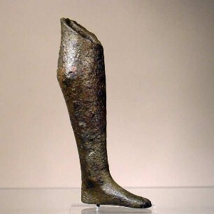 Linker Unterschenkel einer Statuette