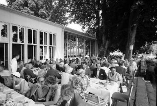 Chemiker; Bayrisches Frühstück im Spielkasino Lindau 1.7.: Gesamtansicht der Tische; 2. Tisch vorn: in Rückansicht Frau Pragher, J. Buschkiel?, E. Cremer