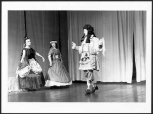Szenenbild aus der Inszenierung "Die lächerlichen Preziösen" an der Hochschule für Schauspielkunst Ernst Busch