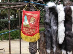 Palermo, Flohmarkt im Hafenviertel, sowjetischer Lenin-Wimpel neben Fellen im Angebot