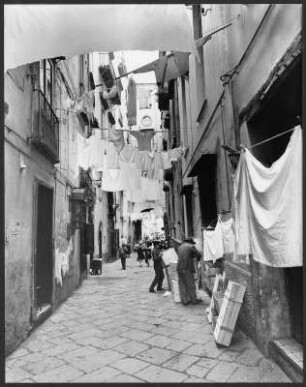 Gasse in der Altstadt von Neapel