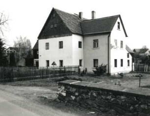 Neukirch (Lausitz), Karl-Weikert-Straße 8. Ehemaliger Dreiseithof "Am Liehnshof" (1786/1800)
