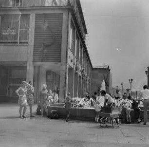 Dresden. Blick entlang der Ernst-Thälmann-Straße mit HO-Schuhgeschäft "Meisterschuh" Richtung Pirnaischer Platz