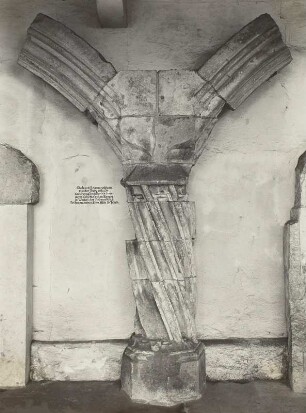 Säule aus dem ehemaligen Neefeschen Haus am Roßmarkt
