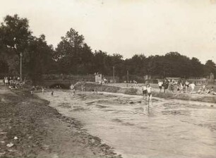 Prießnitzmündung : Prießnitzmündung in Dresden. Versandung beim Hochwasser 1926. Ansicht mit badenden Kindern
