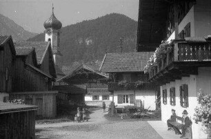 Farchant: Bauernhäuser und Kirche