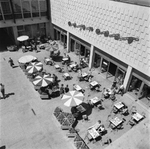 Dresden-Altstadt, Ernst-Thälmann-Straße (heute Wilsdruffer Straße) 24. Gaststätte "Am Zwinger" (1965-1967; G. Müller, G. Gruner). Café "espresso", Terrassenplätze