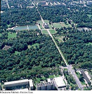 Dresden-Altstadt. Großer Garten (1684, J. F. Karcher). Mittlerer Teil mit Querallee, Palais und Palaisteich