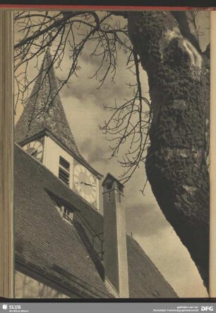 Kirchturm mit Uhr