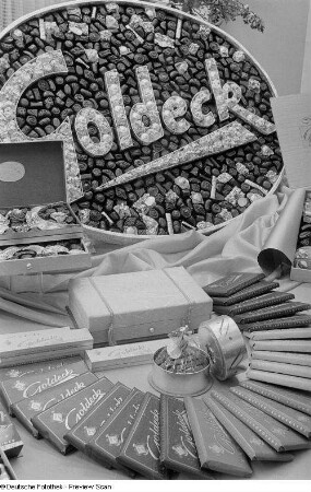 Pralinen und Süßwaren des VEB Goldeck Leipzig auf der Leipziger Herbstmesse 1954