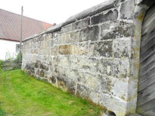 Kirchhofmauer im Süden über Feldseite mit Werksteinen im Mauersteinverband (Wehrgang mit Steinbrüstung im 18 Jh abgetragen)