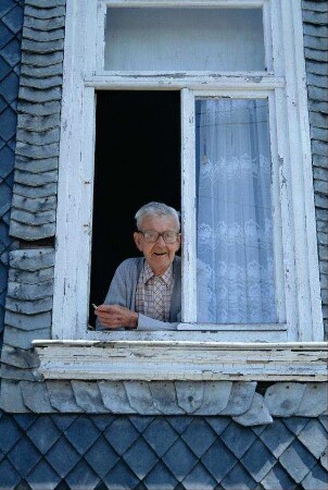 Mann am Fenster