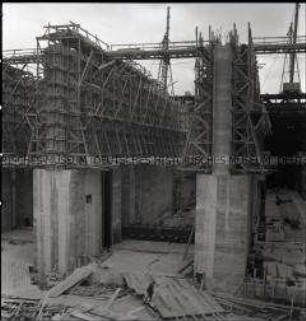 Fundament mit Gerüst für den Überbau eines Großbunkers für deutsche U-Boote in einem Hafen an der französischen Atlantikküste