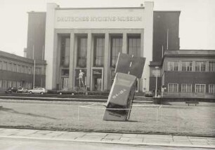 Dresden-Altstadt, Lingnerplatz 1. Deutsches Hygiene-Museum (1928-1930, W. Kreis) vor dem Beginn der Ausstellung "Blicke auf den Körper in fünf Jahrhunderten"