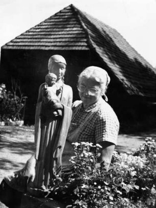Bäuerin mit selbstgeschnitzter Madonna