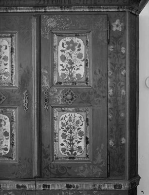 Zweitüriger mit Blumen bemalter Schrank