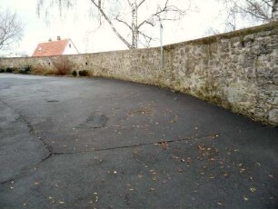 Kirchhof im Norden nach Westen mit Kirchhofmauer (Wehrgang mit Steinbrüstung im 19 Jh abgetragen - erhaltene Schießscharten in Brusthöhe)