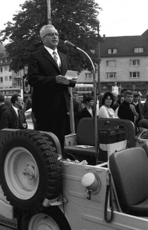 Freiburg: Karlsplatz; Oberbürgermeister Dr. Keidel und Willi Jäger bei den Helfern; Ansprache