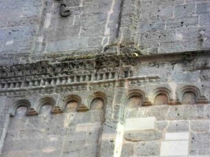 St. Salvator - Nordturm von Norden-Gesims vom ersten- zum zweiten Obergeschoß mit Rundbogenfries und Ornamentik