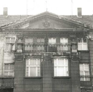 Cottbus, Straße der Jugend 138. Wohn-und Geschäftshaus (um 1910). Fenster der Mittelachse (3. u. 4. OG) und Giebel