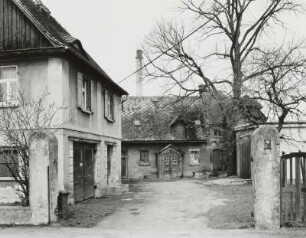 Neugersdorf, Wohnhaus mit Hinterhaus : Neugersdorf (Kreis Löbau-Zittau), Wohnhaus mit Hinterhaus, Käthe-Kollwitz-Straße 10, um 1925, um 1905, Straßenansicht von der Hofeinfahrt