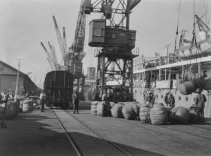 Löschen eines Schiffes : Arbeiter beim Löschen eines Schiffes