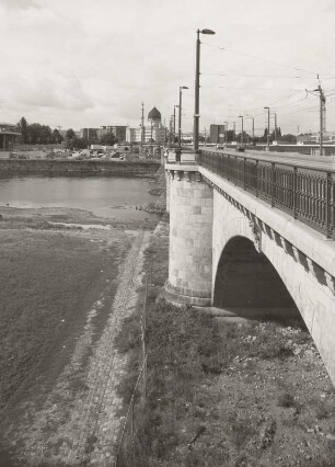 Marienbrücke : Blick von der Marienbrücke über die Elbe gegen ehem. Orientalische Tabak- und Zigarettenfabrik "Yenidze" (1907-1909)